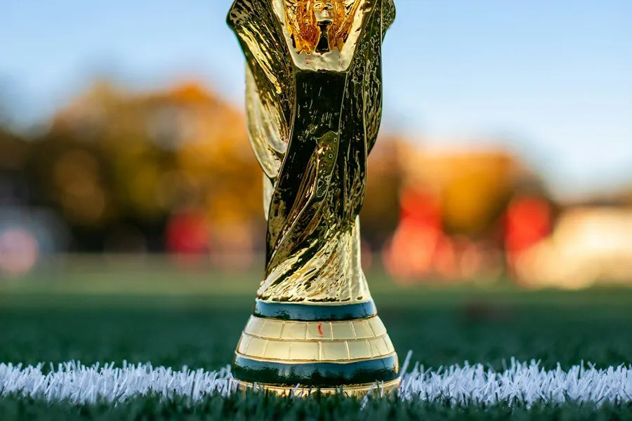 Chiếc cúp vàng trên sân – World Cup và Euro